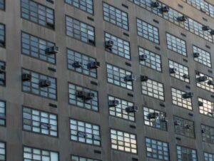 Scopri di più sull'articolo Installare, usare e montare l’aria condizionata, cosa comporta il condizionatore in condominio?