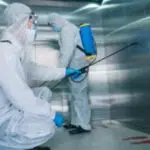 due addetti affettuano sanificazione dell'ascensore